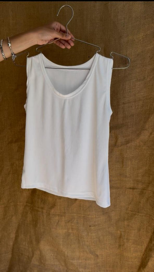 Sleeveless basic.